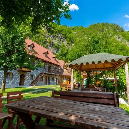 Πανσιόν Bujtina Berishta 5*
