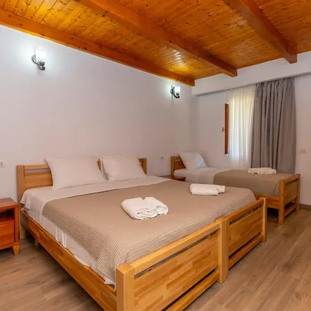 Bujtina Berishta Πανσιόν