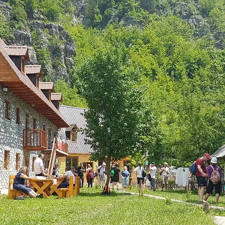 Bujtina Berishta 5*